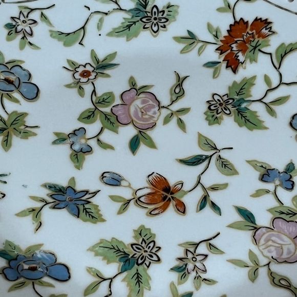 Japanese White Porcelain Floral Dish With Gold Trim - Picture 5 of 7